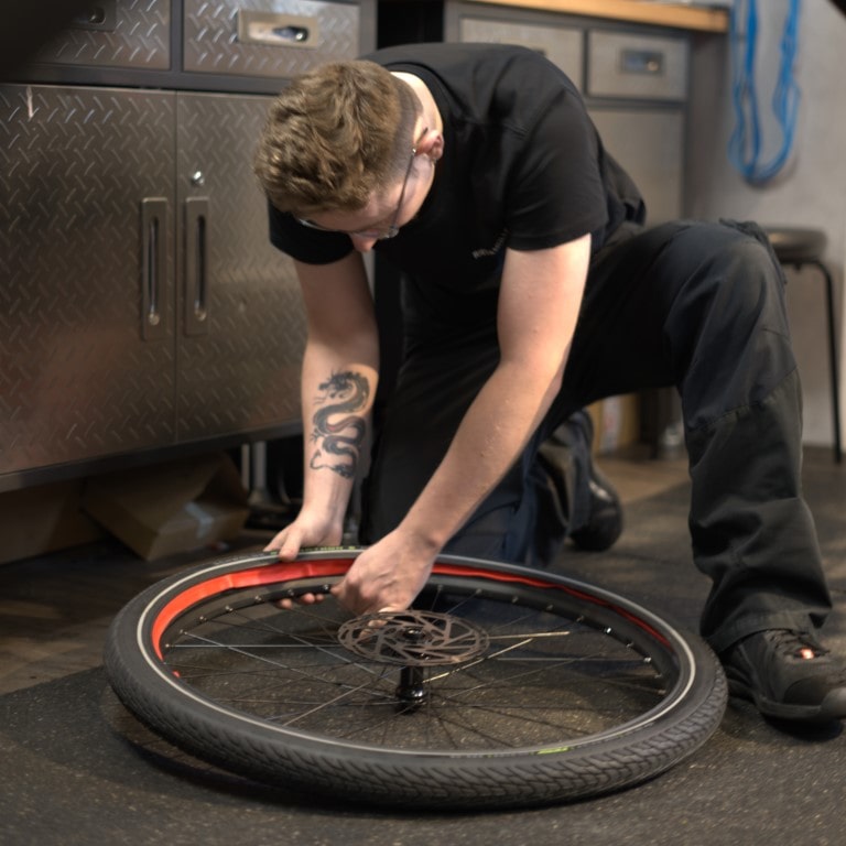Mitarbeiter bei der Fahrradreparatur in der Werkstatt