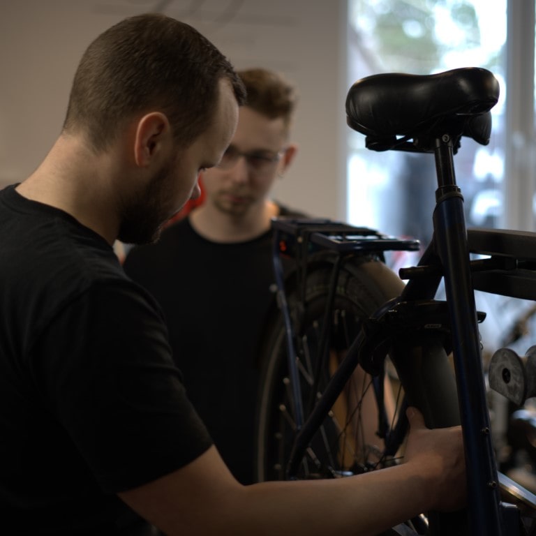 Werkstattarbeitsplatz mit Fahrrad zur Reparatur