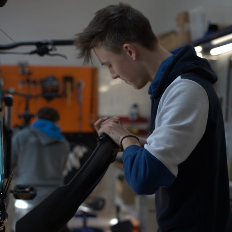 Detailansicht einer Fahrradreparatur