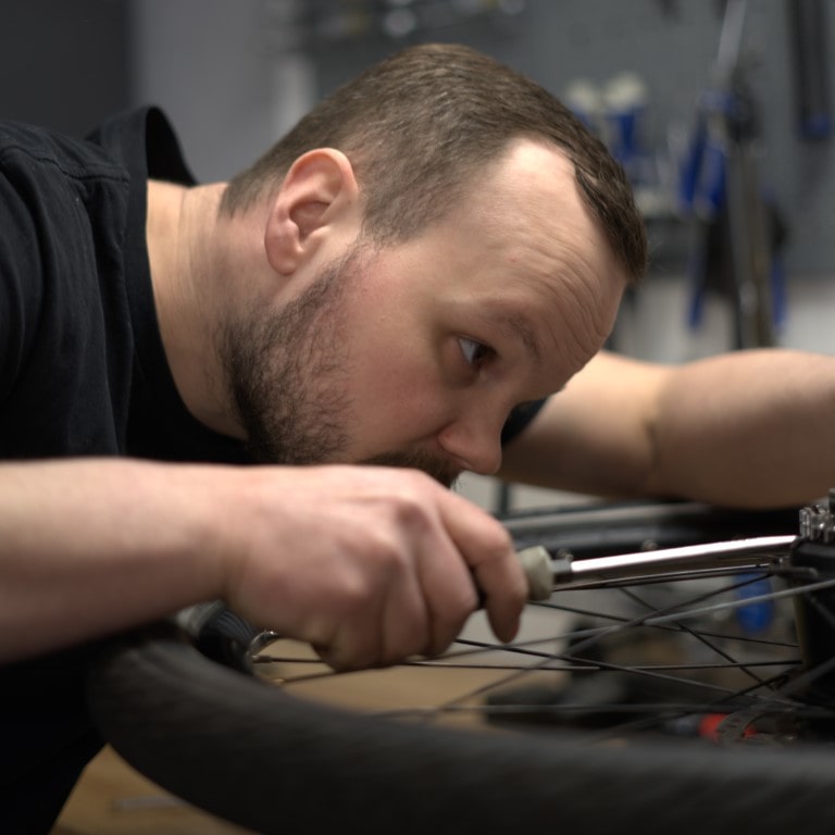 Felix, Mitarbeiter in der Fahrradwerkstatt